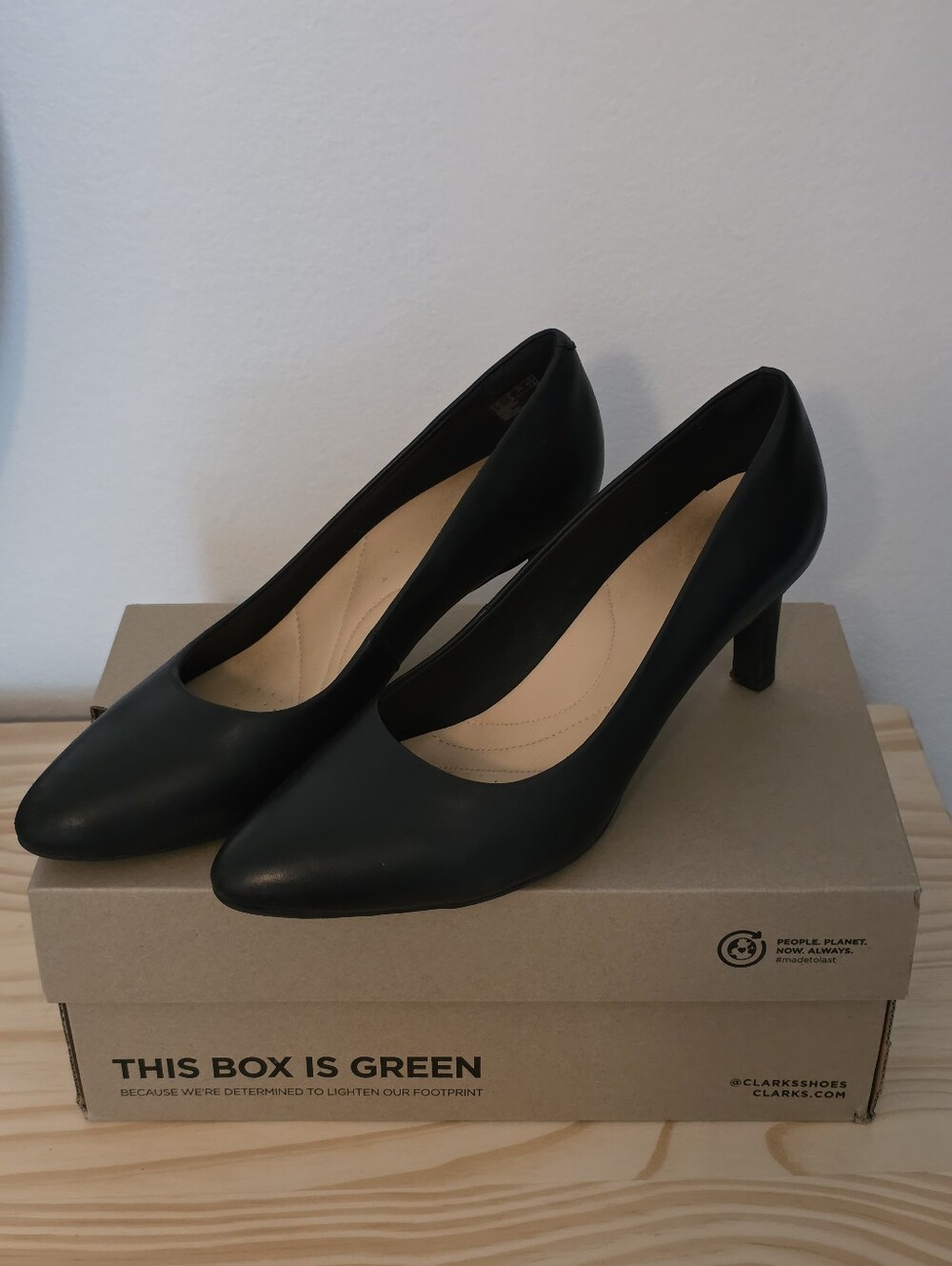 Clarks Pointed Toe Heels - Picture 2 of 7